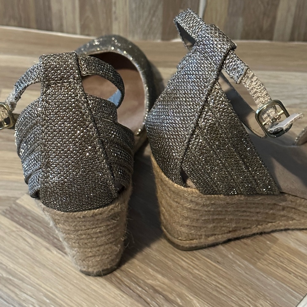 Gold wedge shoes slightly use size 8 1/2 - Picture 8 of 11